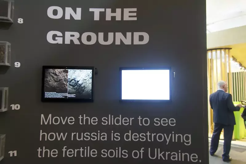 烏克蘭館呈現土壤遭轟炸前後的對比。 記者周妤靜／攝影