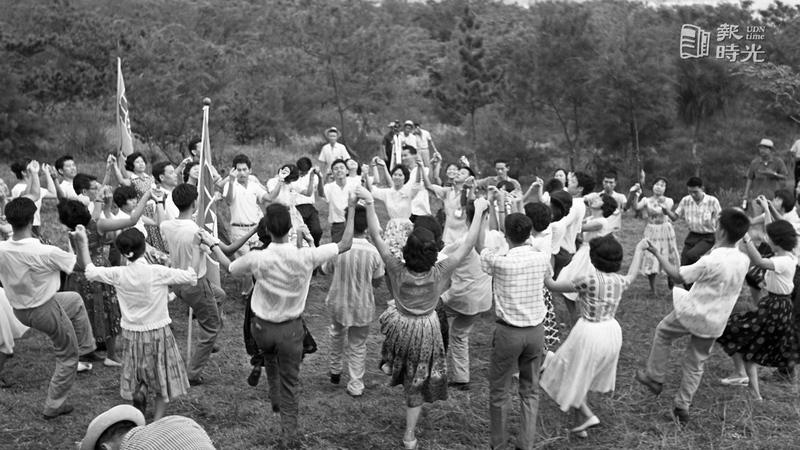 暑期青年活動，金山育樂營活動情形，圖為男女歡跳土風舞。圖＼聯合報系資料照（1962/08/03 王萬武攝影）

