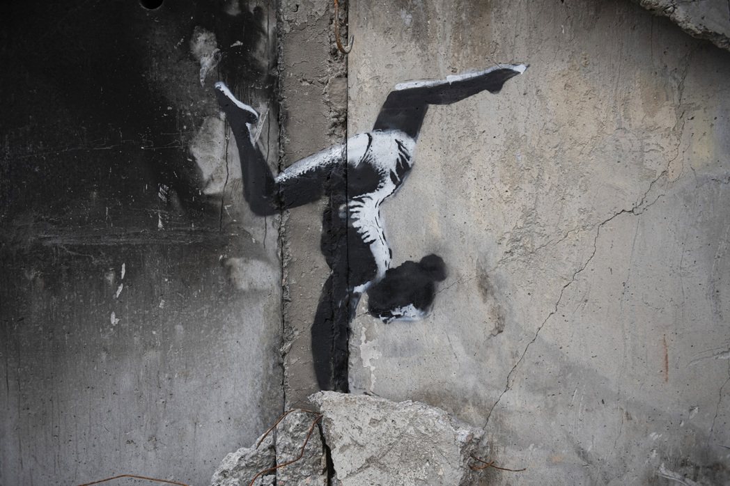 Banksy在Instagram上傳的作品，畫在一幢被炸毀的大樓牆上。 圖／美聯...