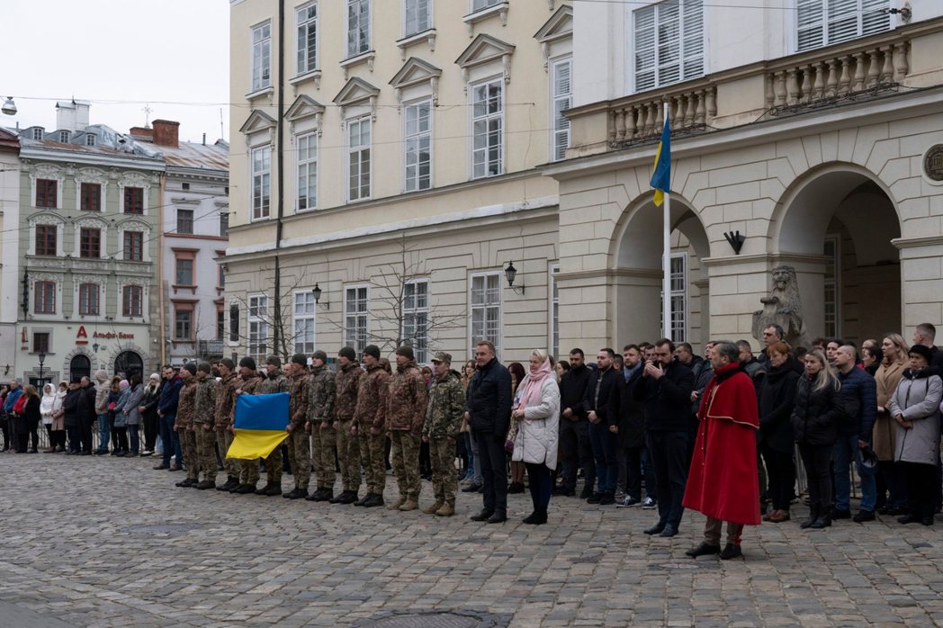 利沃夫市長、士兵與民眾在大會堂前向曾聖光致敬。 圖／陳彥婷攝
