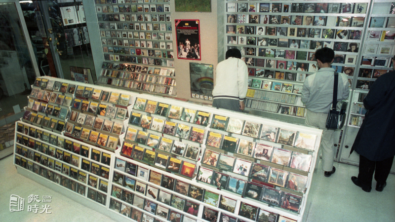 唱片行成青少年的熱愛店家。圖／聯合報系資料照（1988/02/10　 紀國章攝影）
