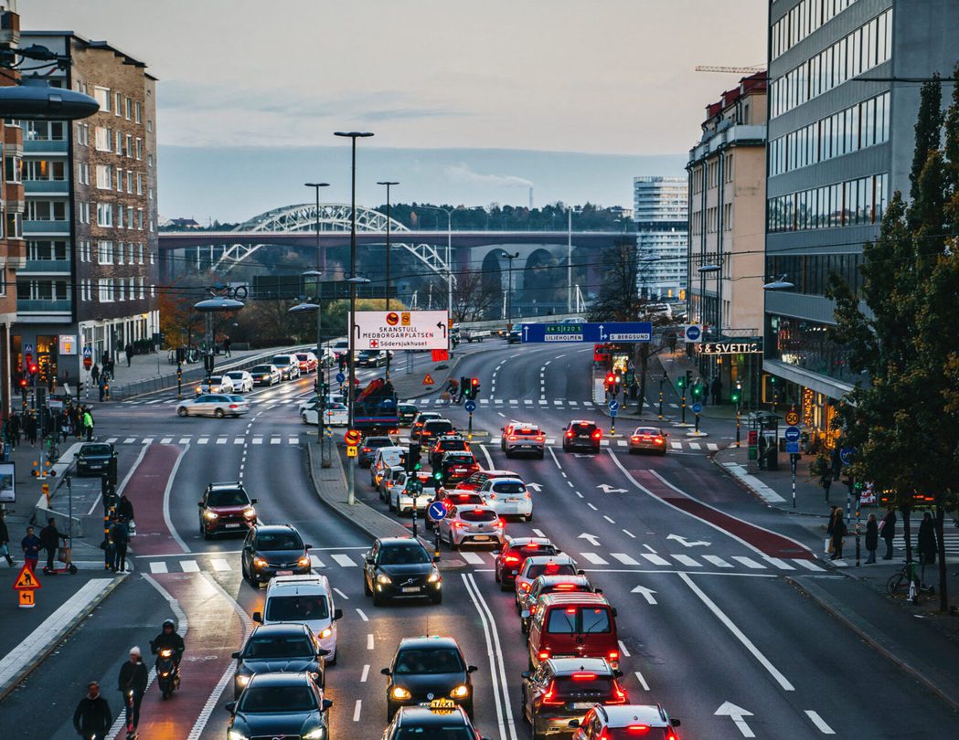 瑞典政府透過道路設計、科技、法規與教育各方面來加強道路安全，為實踐「交通零死亡」...