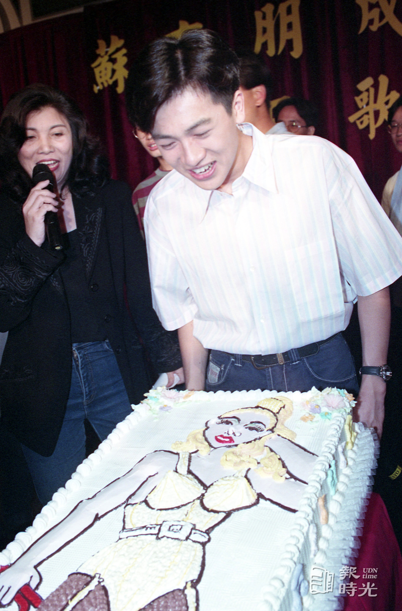 偶像歌手蘇有朋過廿歲生日，他所屬的唱片公司刻意送了一個蘇有朋心目中偶像瑪丹娜造型的大蛋糕，要蘇有朋隨便「吃」。圖＼聯合報系資料照（1993/09/11　 游輝弘攝影）
