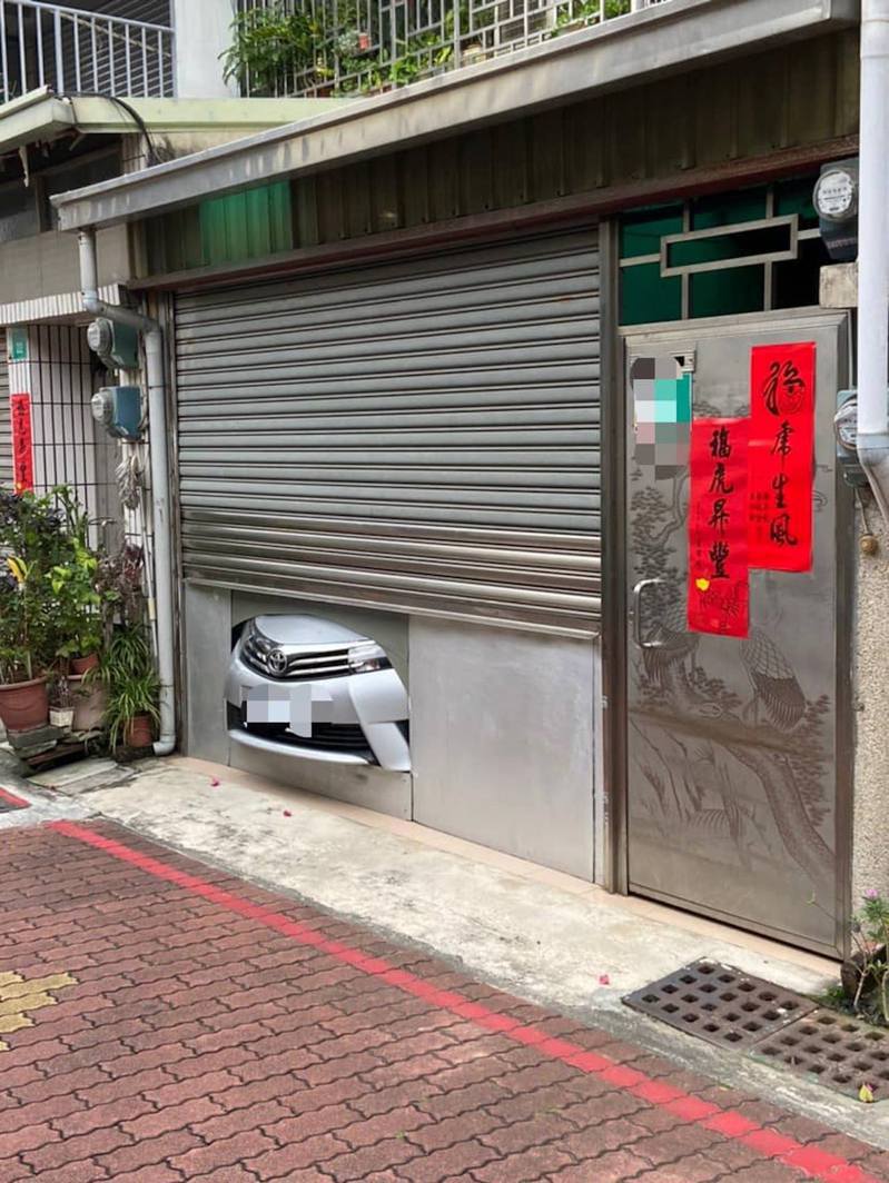 台灣1名車主為了讓其私家車能停泊在家中，竟在車庫開出洞口，讓車頭稍微凸出。圖／取自路上觀察學院