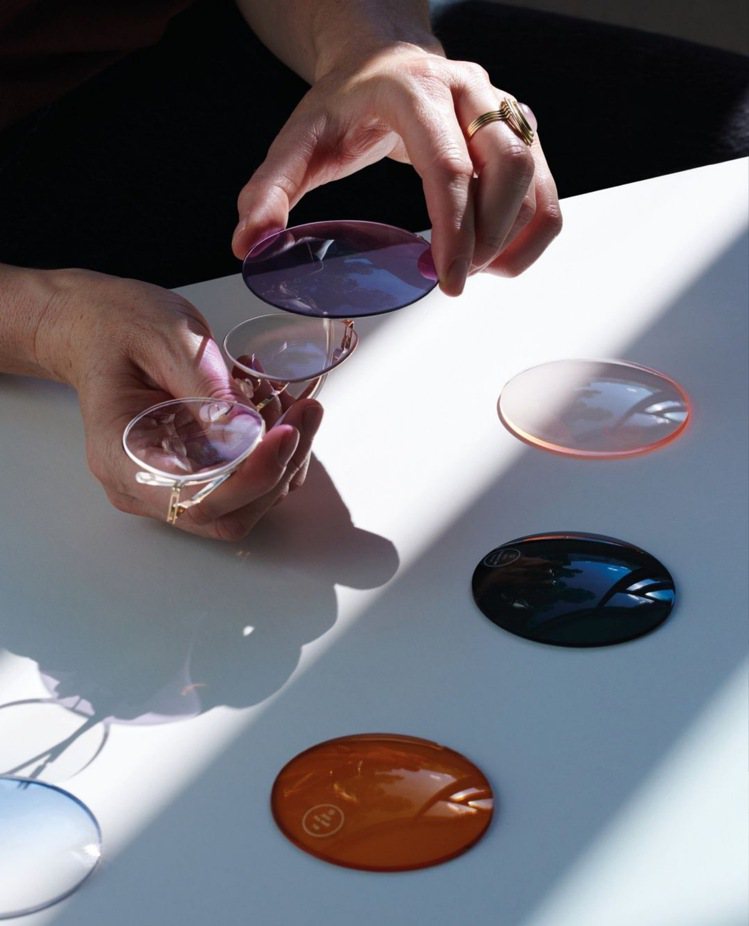 染色鏡片因其色彩繽紛通透的特性，能為整體穿搭增亮點，於是MYKITA台北店也推出了客製化光學鏡片染色服務。圖／MYKITA提供