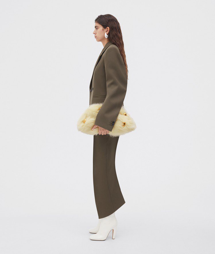 Bottega Veneta推出冬季剪羊毛系列，將品牌的Jodie及Pouch包款賦予舒適柔軟且親膚的羊毛，萌萌好過冬。圖 / Bottega Veneta提供