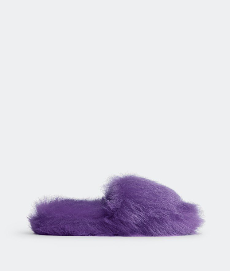 剪羊毛涼鞋紫色款，32,400元。圖 / Bottega Veneta提供