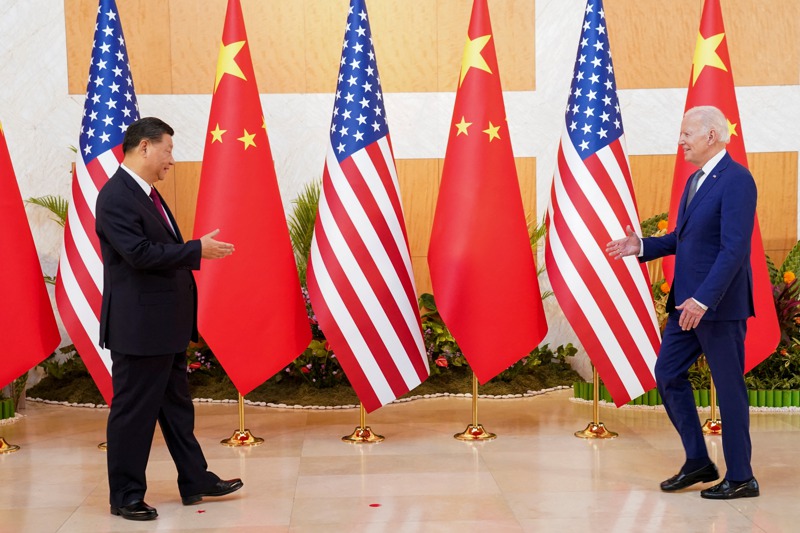 美國總統拜登（右）與中國大陸國家主席習近平在印尼峇里島會面，雙方沒有選擇第三地見面，而是拜登親自到習近平下榻的飯店進行雙邊會談。路透