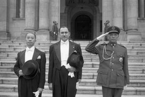 1954年11月16日，巴拿馬首任駐華大使芝蘭（中）晉謁總統呈遞到任國書，由劉牧群（左）與厲昭（右）陪同。圖／聯合報系資料照片