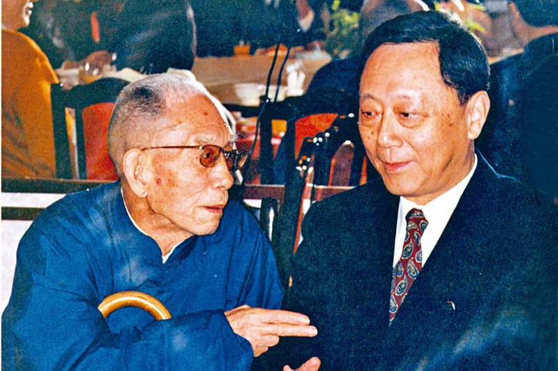 民國83年，劉國瑞（右）與牟宗三先生餐敘。一年後，牟先生病逝。圖／沈珮君提供