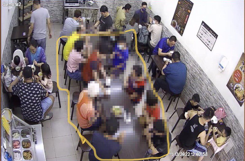 台南一家牛肉麵店老問PO出店內監視器畫面，「協尋」一群十多人的團客，希望他們看到後，記得回來付錢。圖擷自《台南大小事》