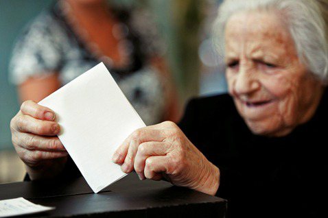 圖為2009年，一位葡萄牙婦女投票。 圖／路透社