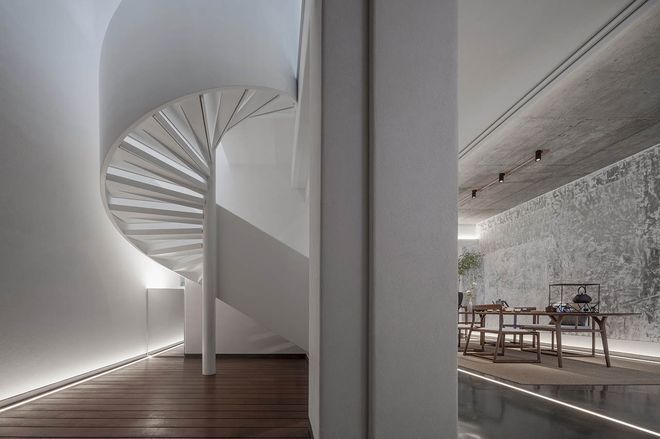 挑高區施作旋梯連結樓層動線，同時為室內雕塑立體風景。