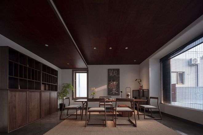茶室空間以溫潤木色與白牆、院景相對應。