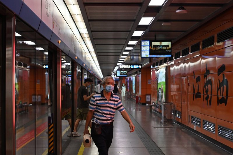 廣州市疫情最重的海珠區部分區域地鐵14日起恢復運營。（中新社）