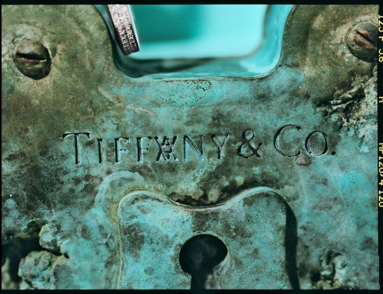 Tiffany & Co. x Arsham Studio青銅腐蝕雕塑掛鎖藝術品，由紐約Arsham Studio製作，每件雕塑均耗時超過400個小時手工拋光而成。圖／Tiffany提供