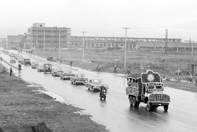 1964年11月17日，監察院故于右任院長遺靈車隊。圖／聯合報系資料照片