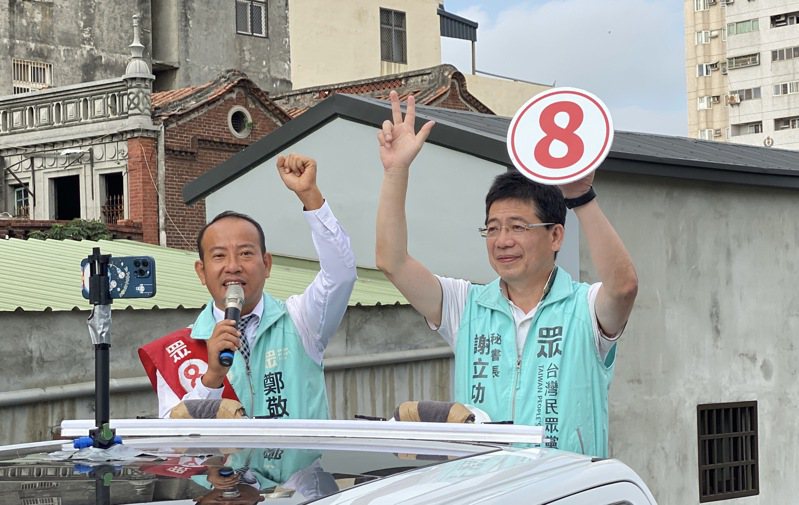 台灣民眾黨秘書長謝立功（右）陪同彰化縣議員第二選區候選人鄭敬議以車隊掃街。 圖／民眾黨提供