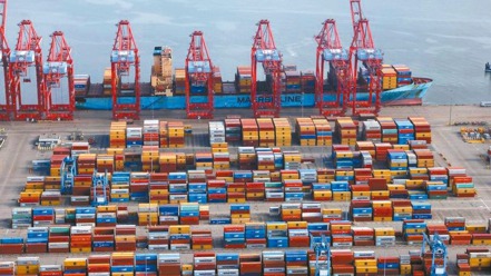 全球貨櫃輪運價已經暴跌近七成，短短六個月時間，遠東─歐洲及遠東到美西線的運價，已跌回2020年的起漲點。（路透）