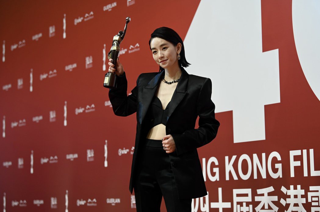 劉雅瑟憑電影《智齒》獲第40屆香港電影金像獎最佳女主角，也以同作品入圍第59屆金馬獎最佳女主角。 圖／香港中通社