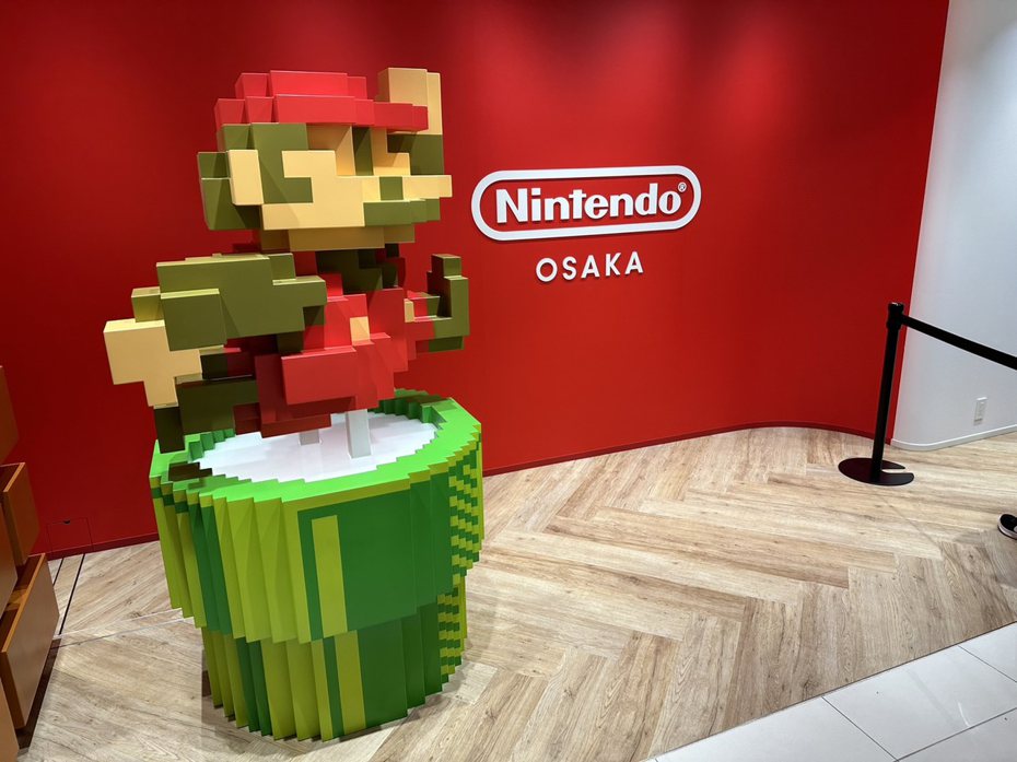 日本第2間任天堂直營官方商店「Nintendo OSAKA」已於2022年11月11日開幕，吸引大批粉絲朝聖，不過需抽號碼牌才能預約進場。（攝影／張明哲）