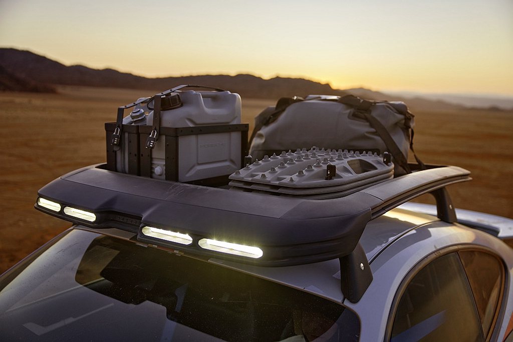 保時捷911 Dakar的車頂配有可見的12V電源輸出，提供給可選配的車頂行李架...
