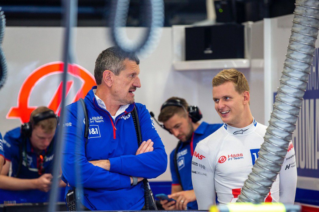 Haas車隊負責人Guenther Steiner(左)。 圖／摘自Mick S...