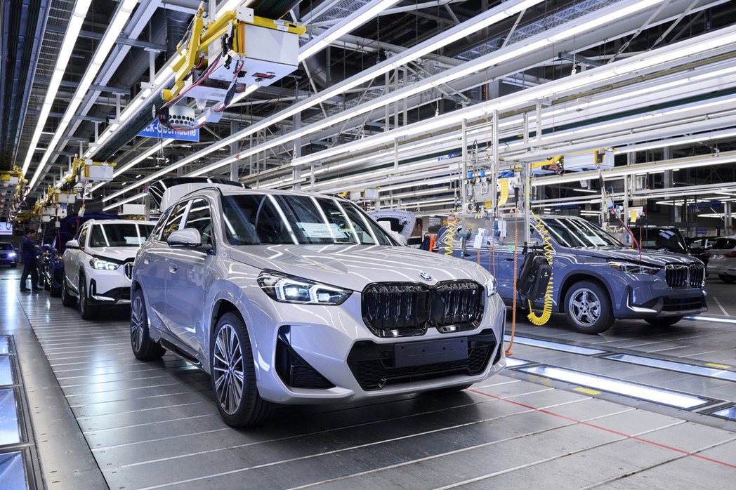 全新BMW iX1與內燃機版X1皆一同在德國Regensburg廠區量產。 摘自...
