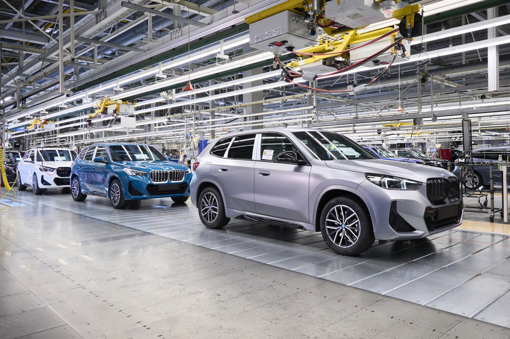 全新BMW iX1與內燃機版X1皆一同在德國Regensburg廠區量產。 摘自...