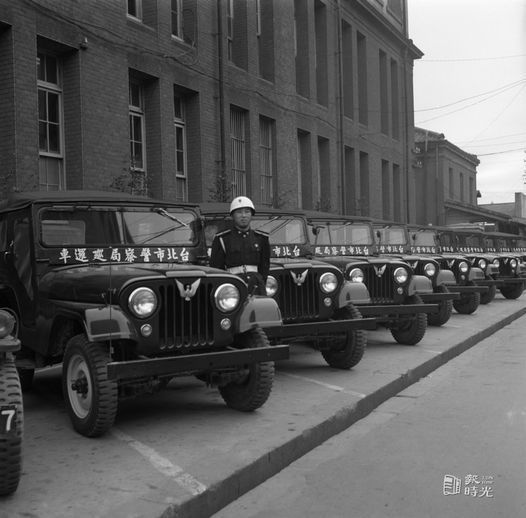 台北市警察局為配合新勤務制度，及加強外勤機動巡邏，組織由十部紅色吉普車組成的「台北市警察局巡邏車隊」。圖／聯合報系資料照（1956/03/31 陳明輝攝影）