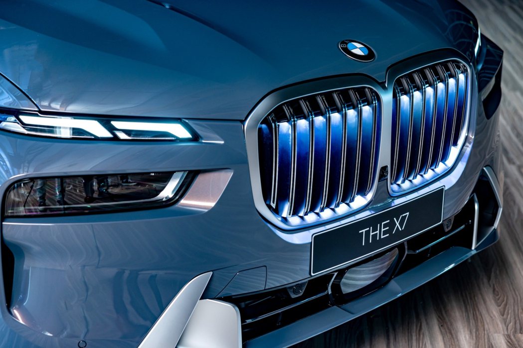 援引BMW Luxury Class豪華旗艦車款設計，將全新的分離式頭燈設計完美...