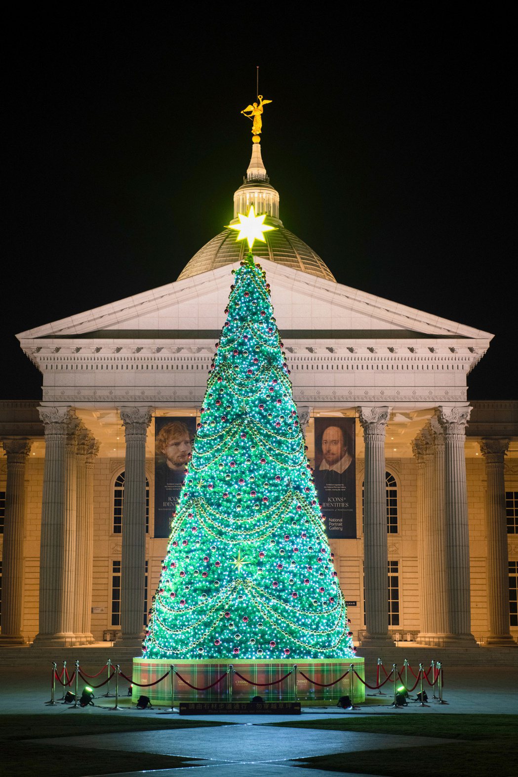 13公尺高「幸福聖誕樹」自11月17日至明年1月11日於奇美博物館前登場。 圖／...