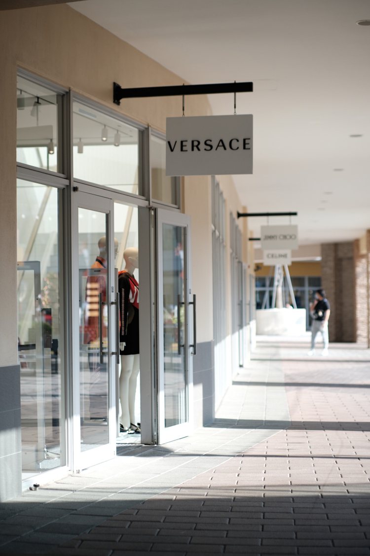 華泰名品城今年引進Versace等17家新品牌。記者江佩君／攝影