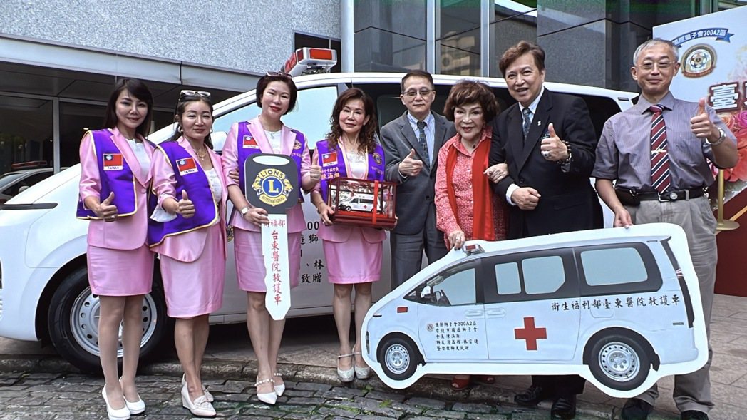 周遊(右三)和李朝永(右二)夫妻捐贈救護車給台東醫院。圖／周遊提供