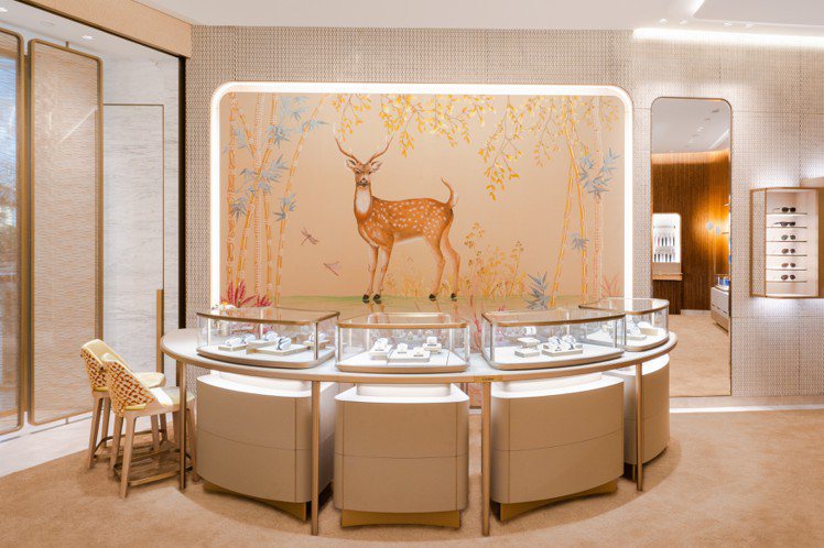 4樓牆面上的台灣梅花鹿由英國奢華室內牆飾品牌De Gournay為此空間手繪而成。圖／卡地亞提供