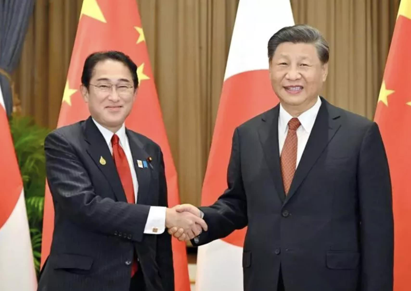 大陸國家主席習近平（右）與日本首相岸田文雄17日在泰國曼谷會談。（美聯社）