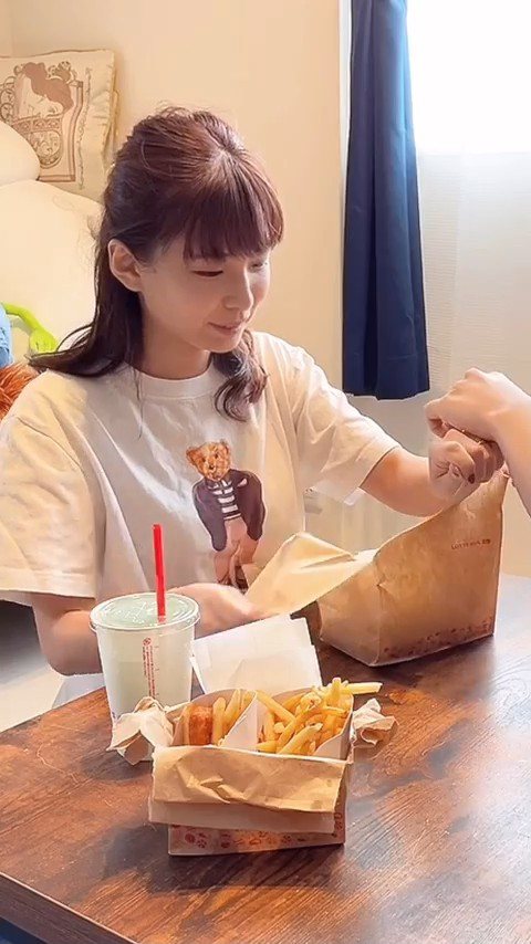 一位日本網友的老婆利用紙袋，讓平凡的速食餐點看起來更高級。圖擷自twitter