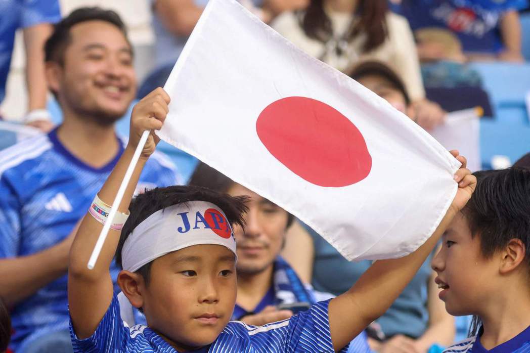 日本隊球迷對本屆世界盃滿懷期待。圖為11月17日至杜拜觀賽日本對加拿大友誼賽的觀...