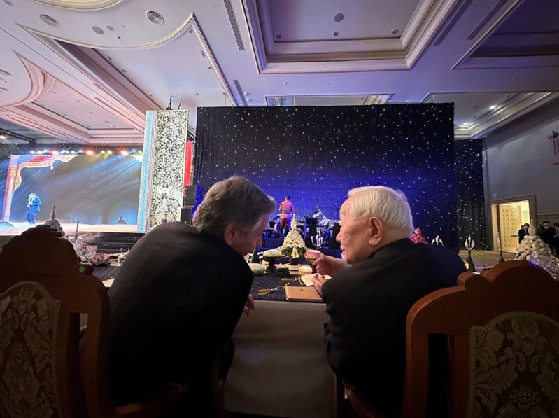 台灣APEC領袖代表、台積電創辦人張忠謀17日晚間出席APEC經濟領袖歡迎晚宴，張忠謀和美國國務卿布林肯比鄰而坐，兩人密切交談。中央社／台灣代表團提供