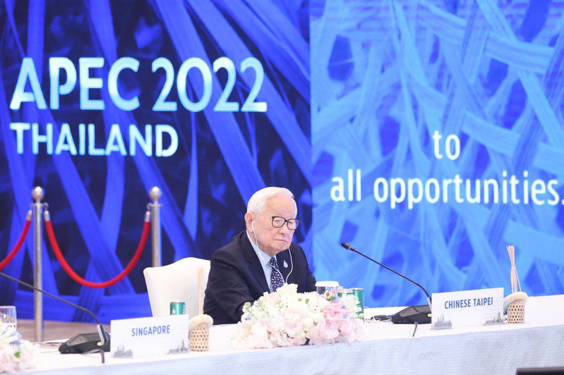 2022亞太經濟合作會議經濟領袖第一場閉門會議18日在泰國曼谷舉行，台灣APEC領袖代表、台積電創辦人張忠謀出席。中央社