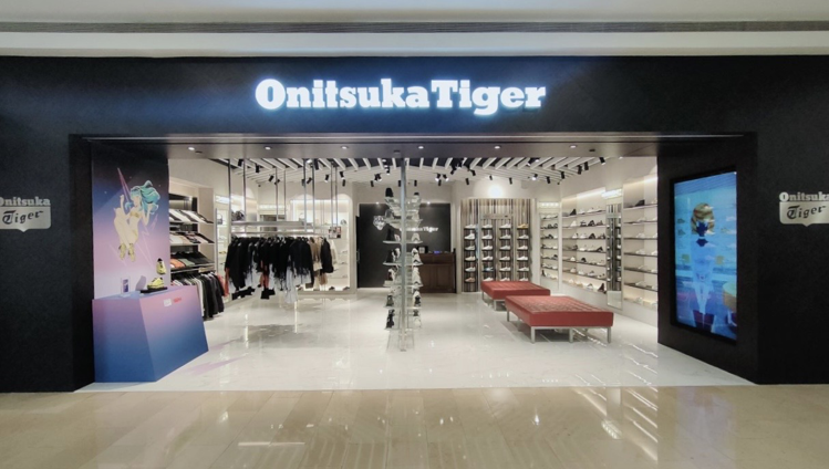 Onitsuka Tiger也同樣在台灣販售部分與福星小子聯名系列商品，並於台北...