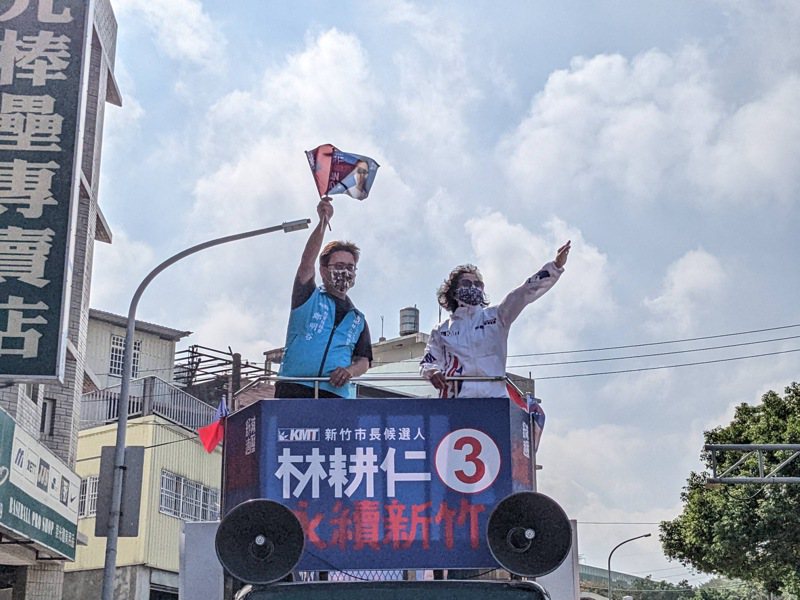 國民黨新竹市長候選人林耕仁老婆（右）今天車隊掃街拜票。圖／林耕仁競選總部提供