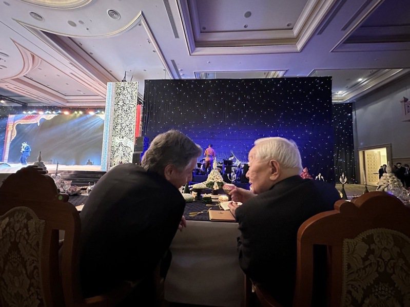 張忠謀與美國國務卿布林肯在APEC官方正式晚宴比鄰而坐。圖／總統府提供