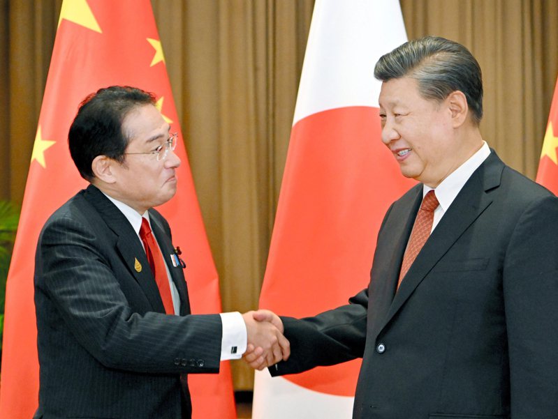 日本首相岸田文雄（左）17日與大陸國家主席習近平會面，對於習近平怎麼回應台灣、釣島問題，岸田拒絕回應。（美聯社）