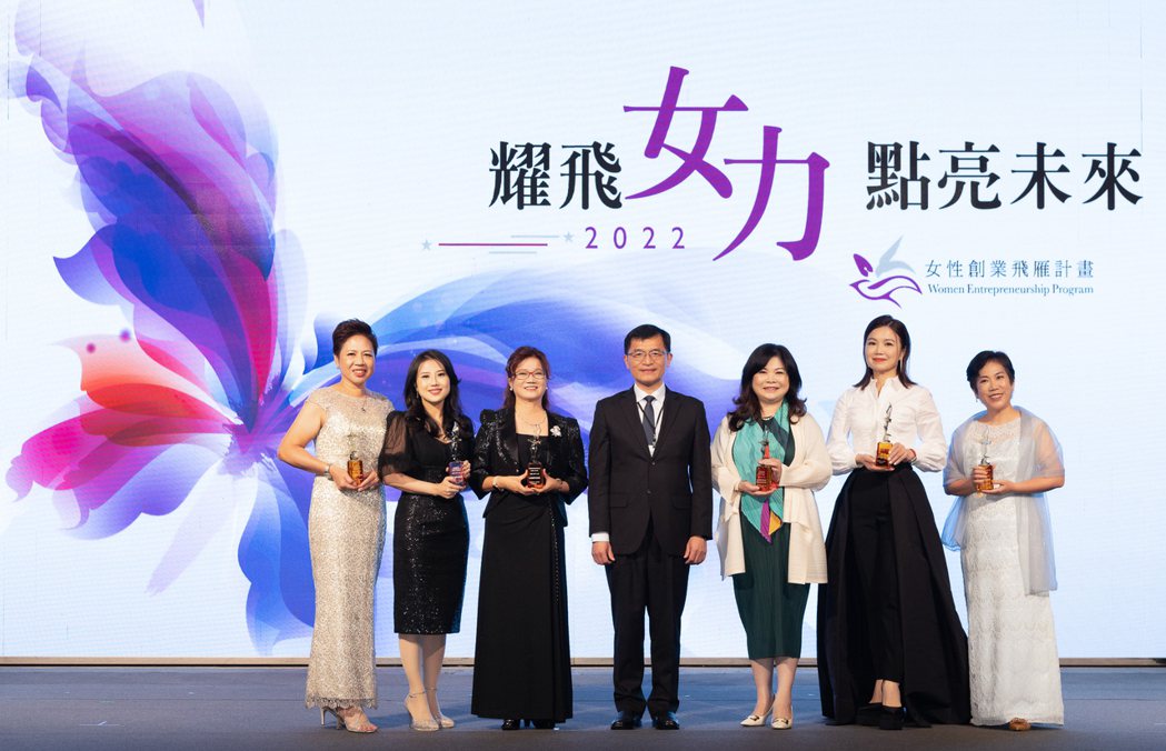 由經濟部中小企業處何晉滄處長(圖中)為本屆今年卓越經營組優勝企業頒獎。