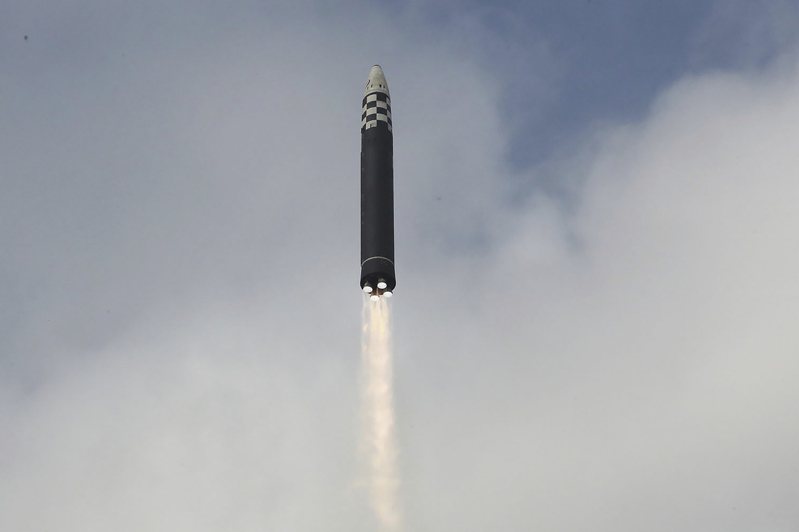 日本海上自衛隊退役將領香田洋二表示，北韓試射火星-17型彈道飛彈意圖向美方宣示，北韓很快就能擁有比火星-15型更先進，且可攜帶強大威力核彈頭攻擊美國全境的彈道飛彈。美聯社