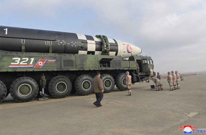 北韓中央通信社（KCNA）指出，試射的是北韓「新型洲際彈道飛彈（ICBM）火星-17型（Hwasong-17）」。歐盟對此表達關切，並指其為非法且魯莽的行徑。 美聯社資料照
