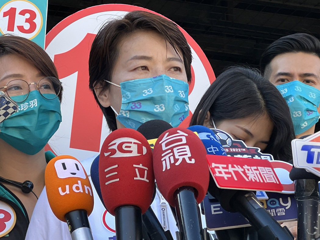 無黨籍台北市長候選人黃珊珊(左2)今天到榮濱市場拜票。記者徐偉真／攝影