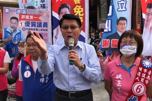 國民黨台南市長候選人謝龍介（右二）強調，他的臉書粉專已公布借據等資料，他光明磊落，歡迎來查。記者周宗禎／攝影