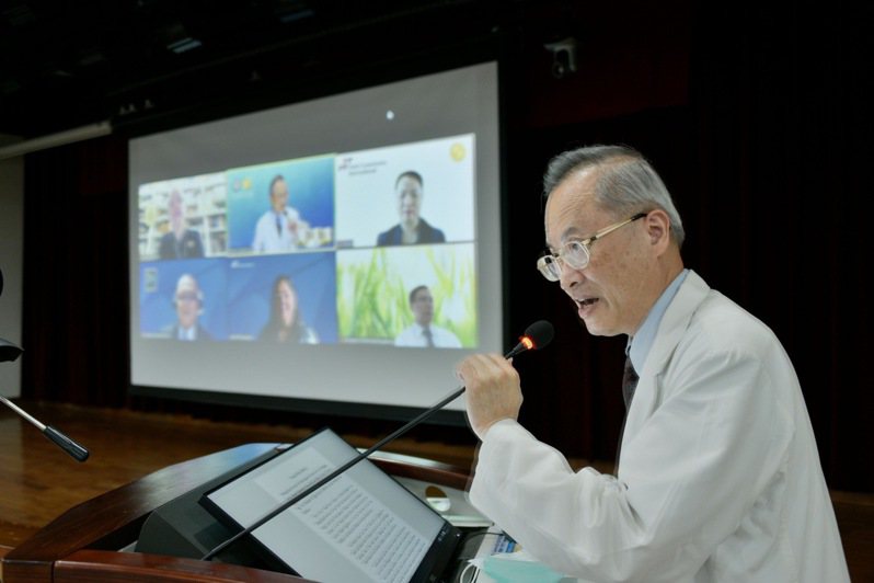 高醫院長鍾飲文與JCI來評審委員進行視訊會議。圖／高醫提供
